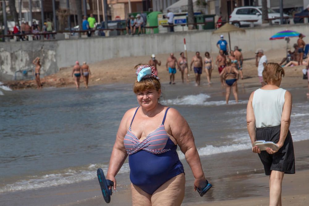 Primer día de baño autorizado en las playas de Torrevieja con arena parcelada y controles de acceso