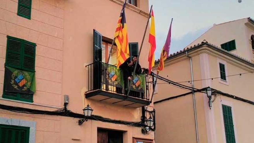 Antoni Daniel Frontera iza de nuevo la bandera española tras la oleada de críticas.