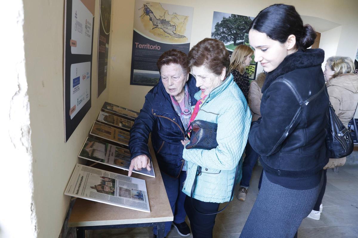 Visitantes disfrutando de la exposición recién inaugurada.