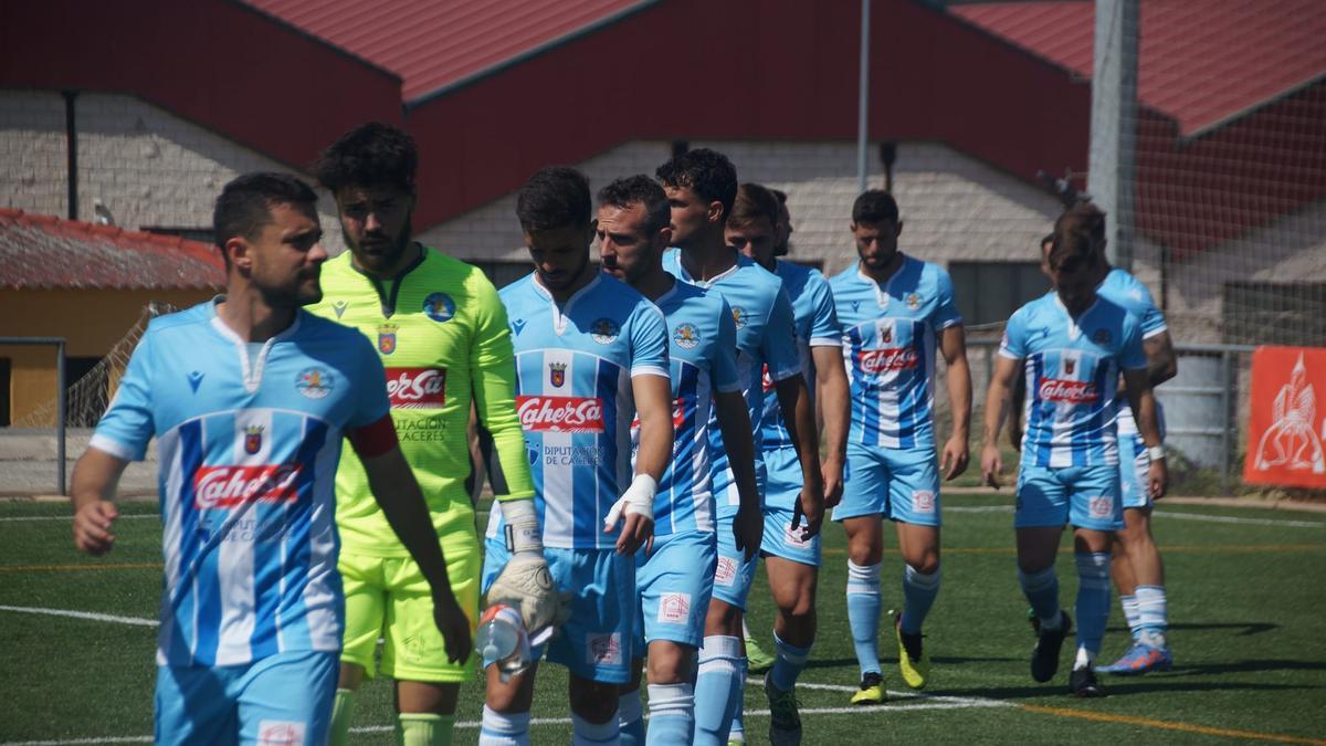 Los jugadores del Coria acceden al terreno de juego, el pasado domingo en el partido ante el Diocesano.