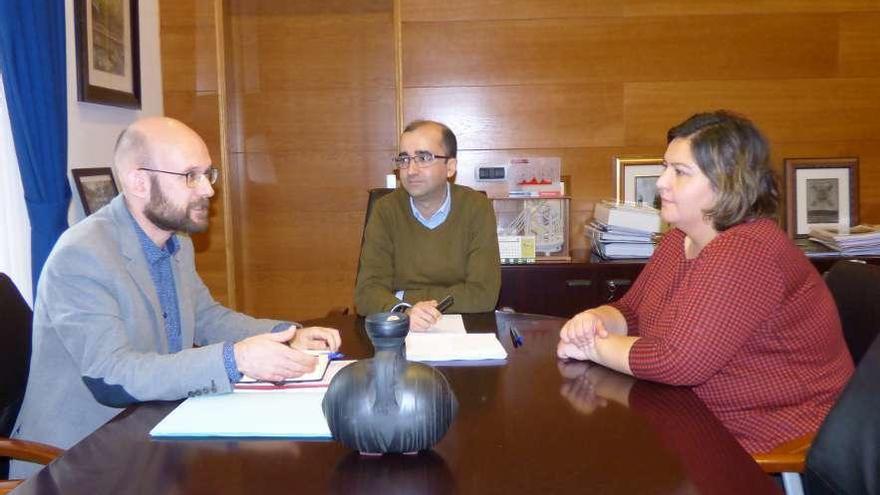 Por la izquierda, Iván Aitor Lucas, José Víctor Rodríguez y la edil Laura Álvarez, ayer, en el Ayuntamiento de Cangas del Narcea.