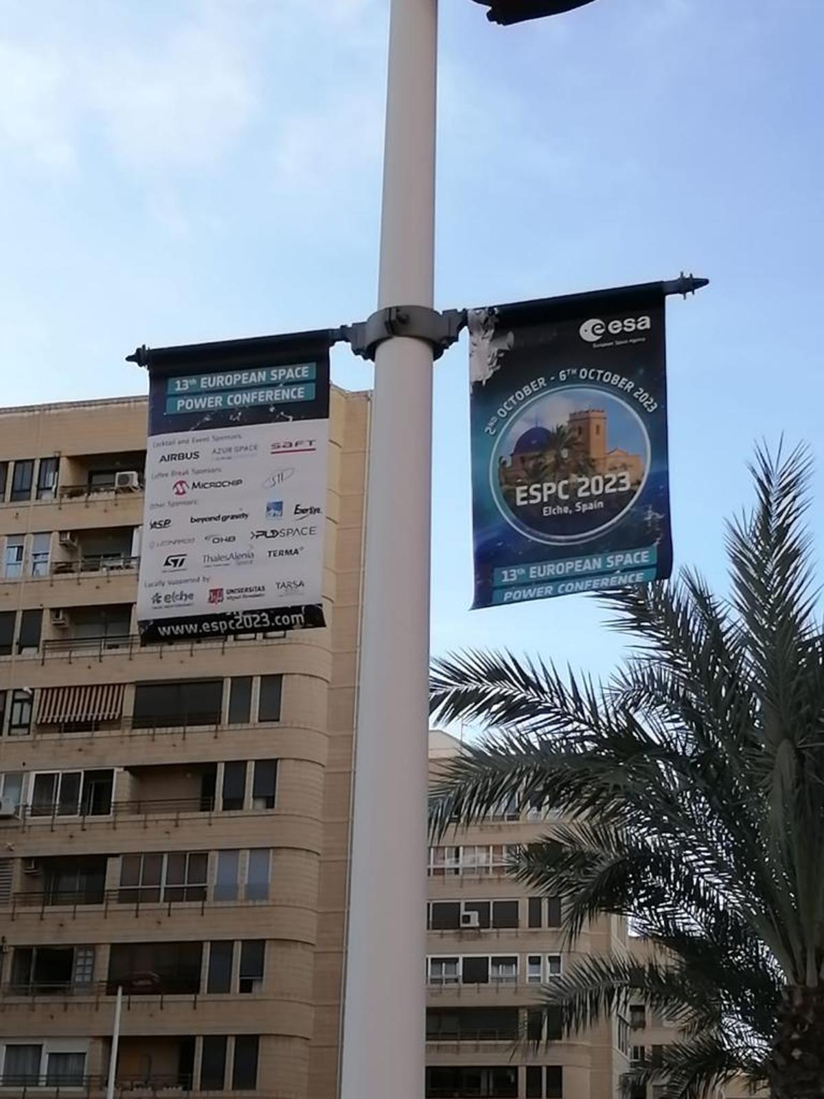 La ciudad se ha llenado de banderolas para anunciar el congreso espacial.