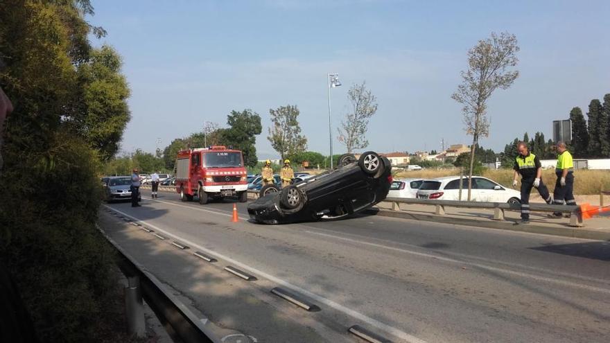 El vehicle bolcat sobre la carretera N-260.