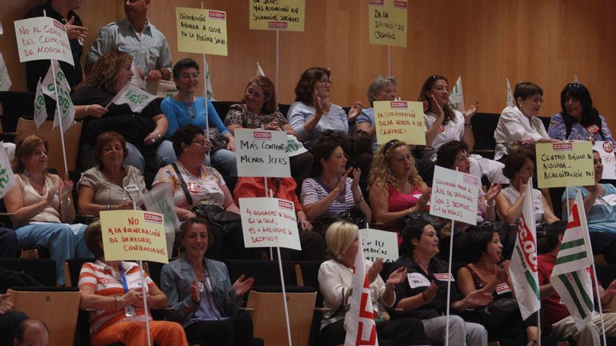 Representantes de diferentes sindicatos se manifiestan durante un pleno de la Diputación.