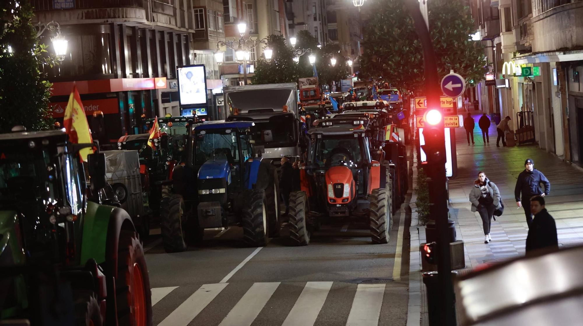 Así pasan la noche los ganaderos de protesta en la calle Uría de Oviedo