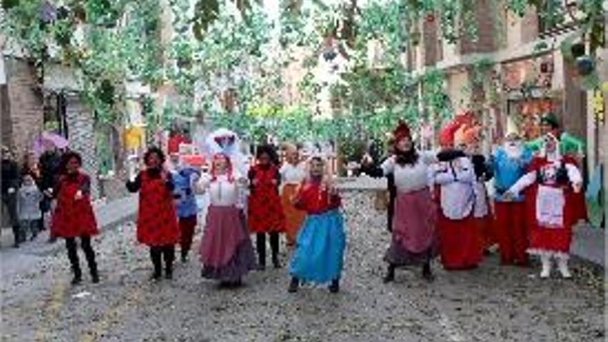 Veïns del barri de Can Carbó de Lloret que van crear un bosc encantat.