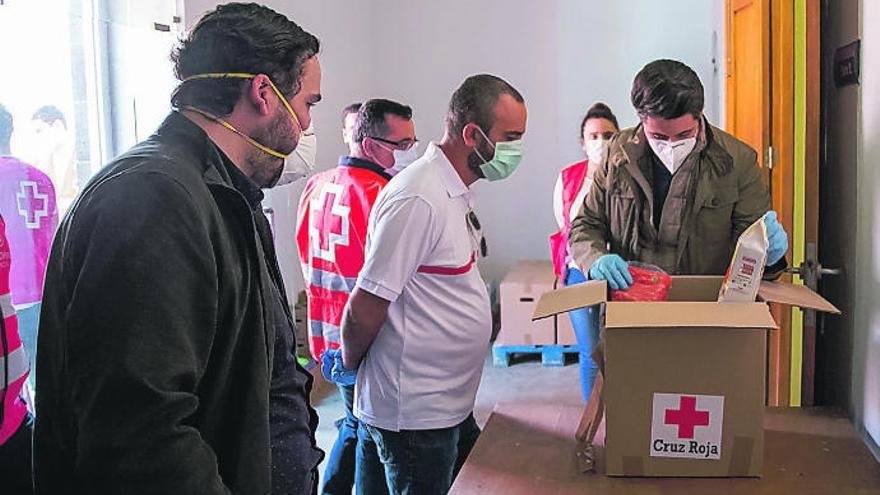 Luis Yeray Gutiérrez y Rubens Ascanio visitaron ayer las labores que realiza Cruz Roja en el Polvorín de Taco.