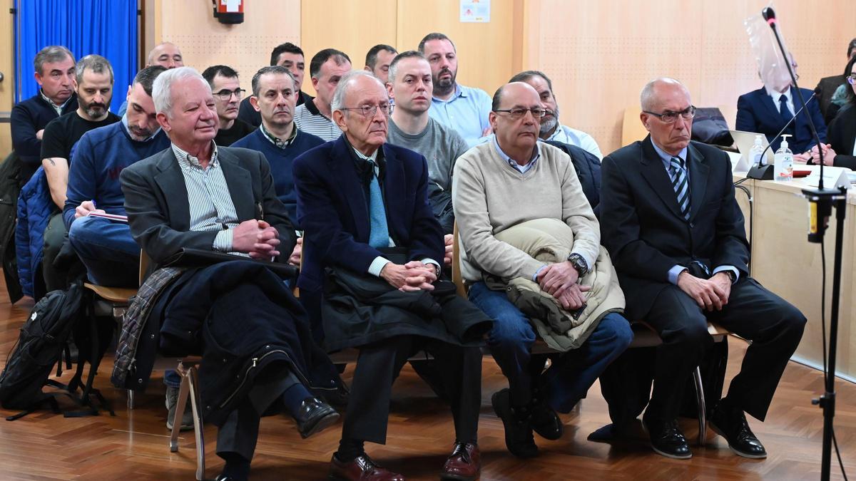 Los acusados por el accidente en el pozo Emilio del Valle, en el banquillo.