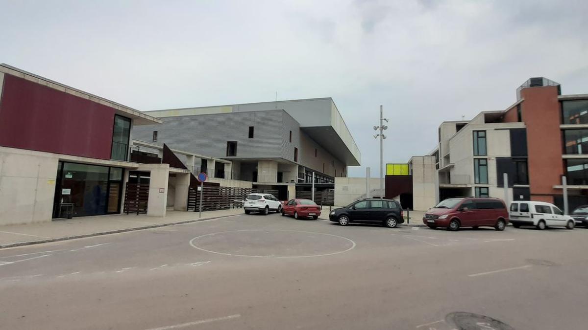 El polideportivo del centro de tecnificación de Vila-real lleva pendiente desde abril del 2021 la culminación de la reparación de la cubierta y del parqué de la pista.