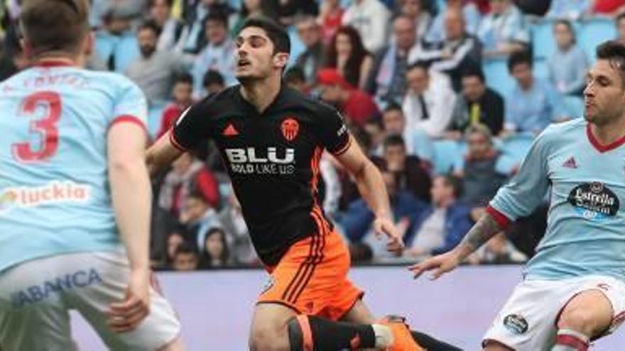 Gonçalo Guedes fue objeto ayer de numerosas faltas por parte de la defensa local.