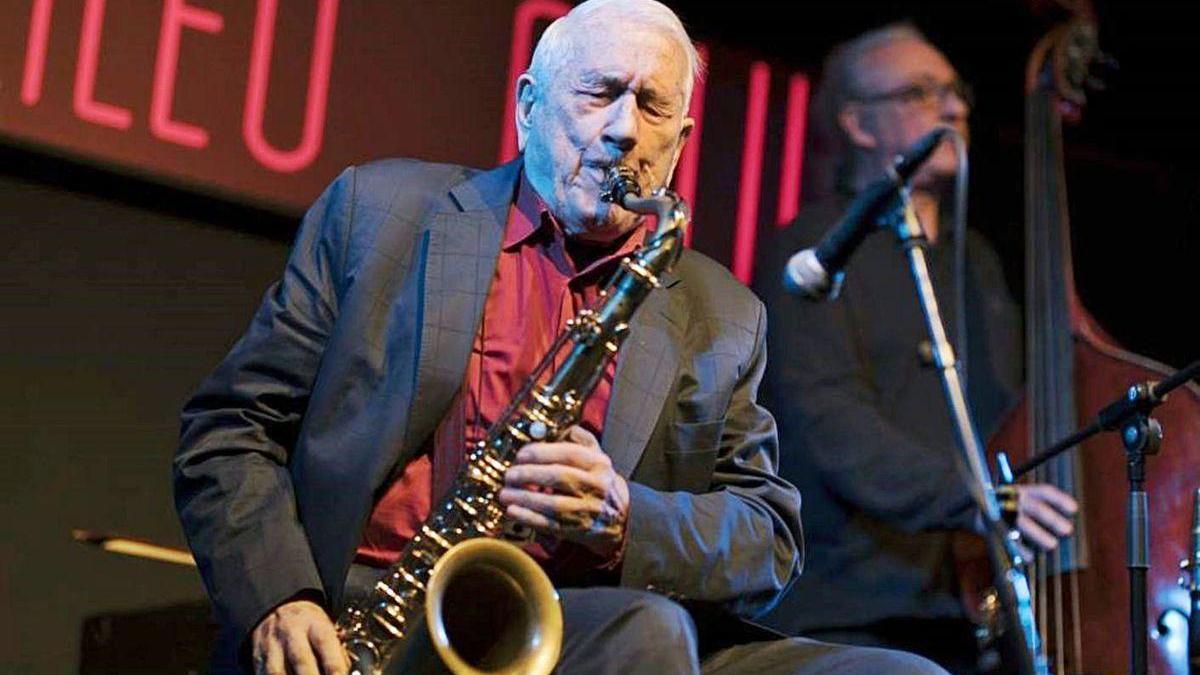 El saxofonista Pedro Iturralde durante una actuación.