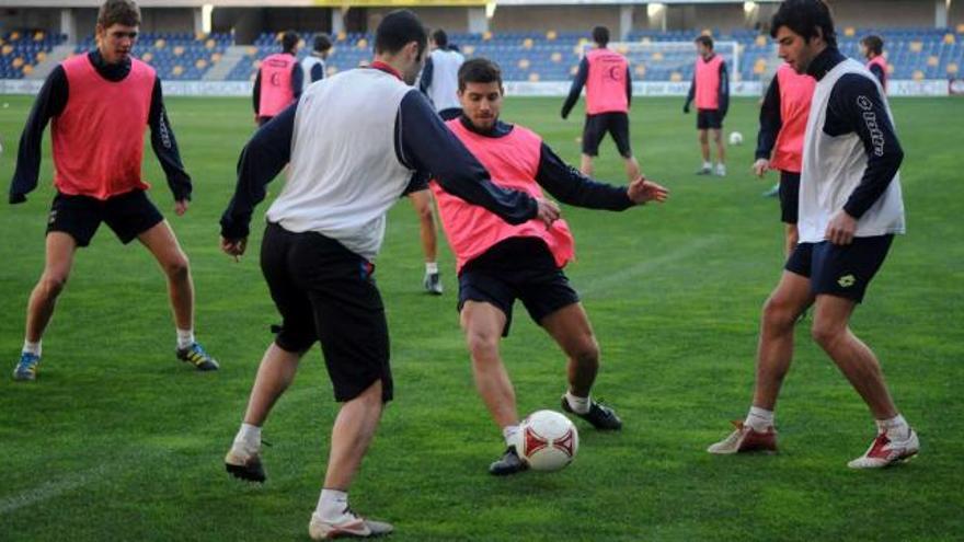 Pablo, Adrián Gómez y Pacheco hacen un rondo en el Estadio de Pasarón. // Gustavo Santos