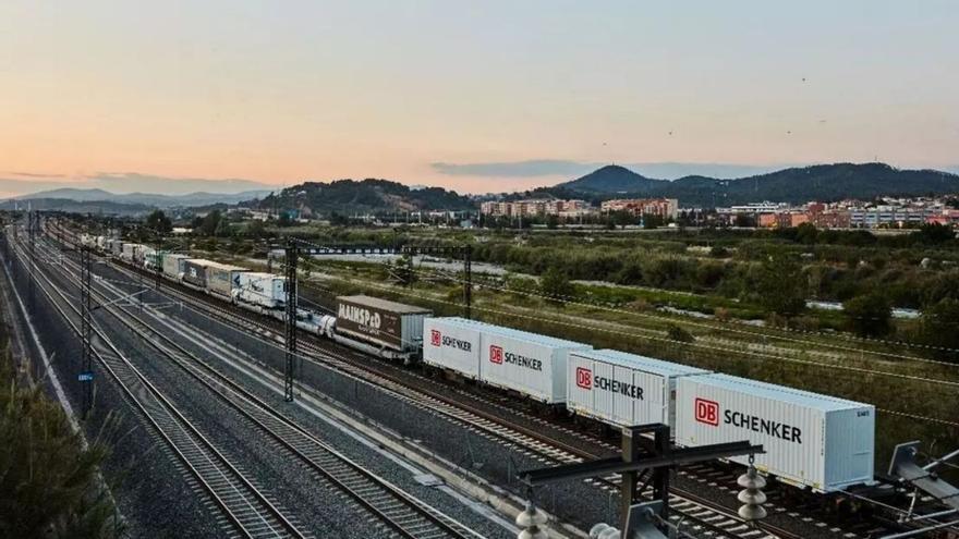 Un tren de la línea Zaragoza-Madrid-Algeciras, que se convertirá en una autopista ferroviaria.
