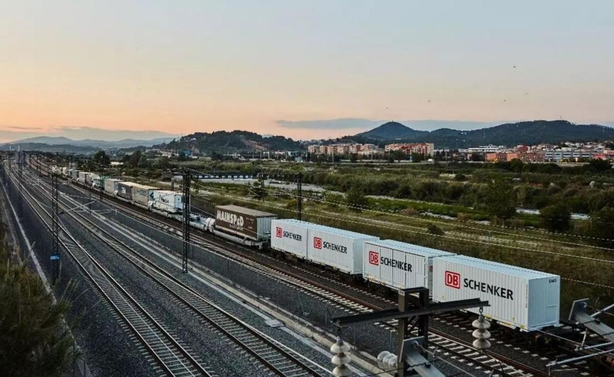 Un tren de la línea Zaragoza-Madrid-Algeciras, que se convertirá en una autopista ferroviaria. | ADIF