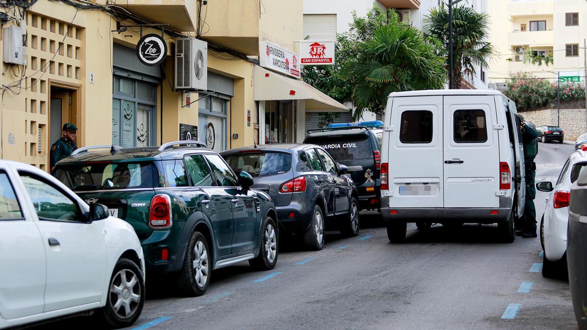 Las imágenes del registro de la Guardia Civil de Ibiza en la calle Arxiduc Lluis Salvador