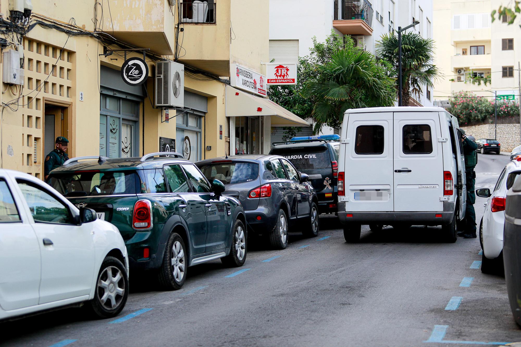 Las imágenes del registro de la Guardia Civil de Ibiza en la calle Arxiduc Lluis Salvador