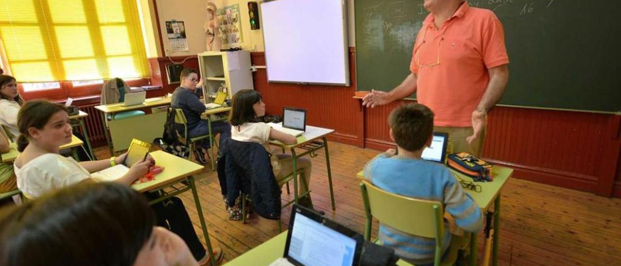 El profesor Lito García imparte una clase con los alumnos manejando sus portátiles y tablets.