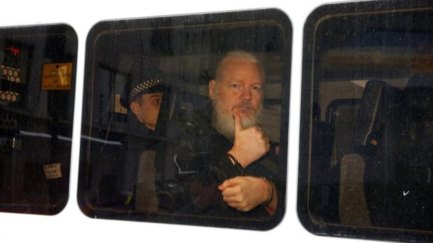 Diplomáticos australianos visitarán a Assange en cárcel británica