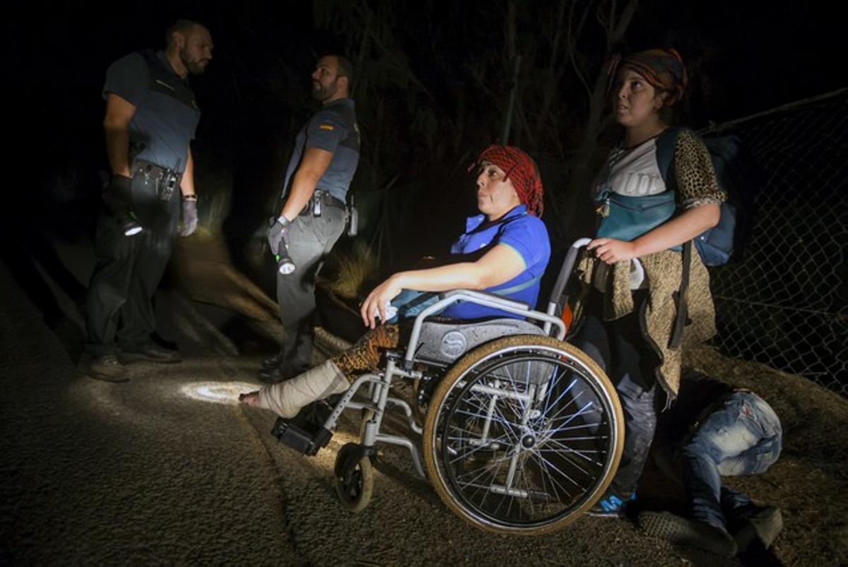 La dona que ha arribat en pastera a les Canàries en cadira de rodes, aquest dilluns a la matinada. La dona que ha arribat en pastera a les Canàries en cadira de rodes, aquest dilluns a la matinada.