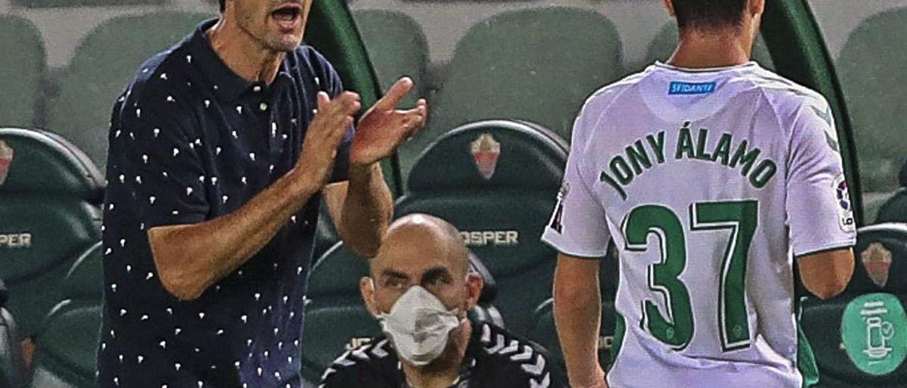 El entrenador del Elche Pacheta aplaude al canterano Jony Álamo durante el partido de ayer.