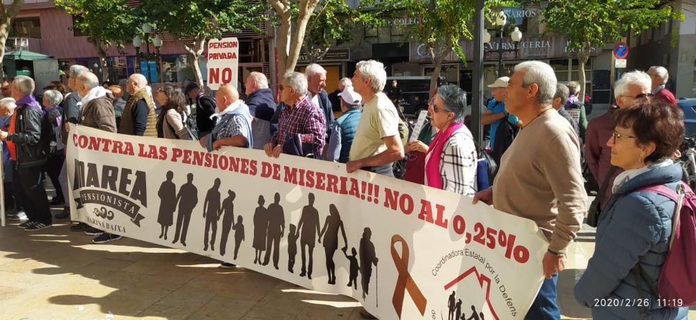 Los pensionistas alicantinos piden la dimisión del Gobernador del Banco de España