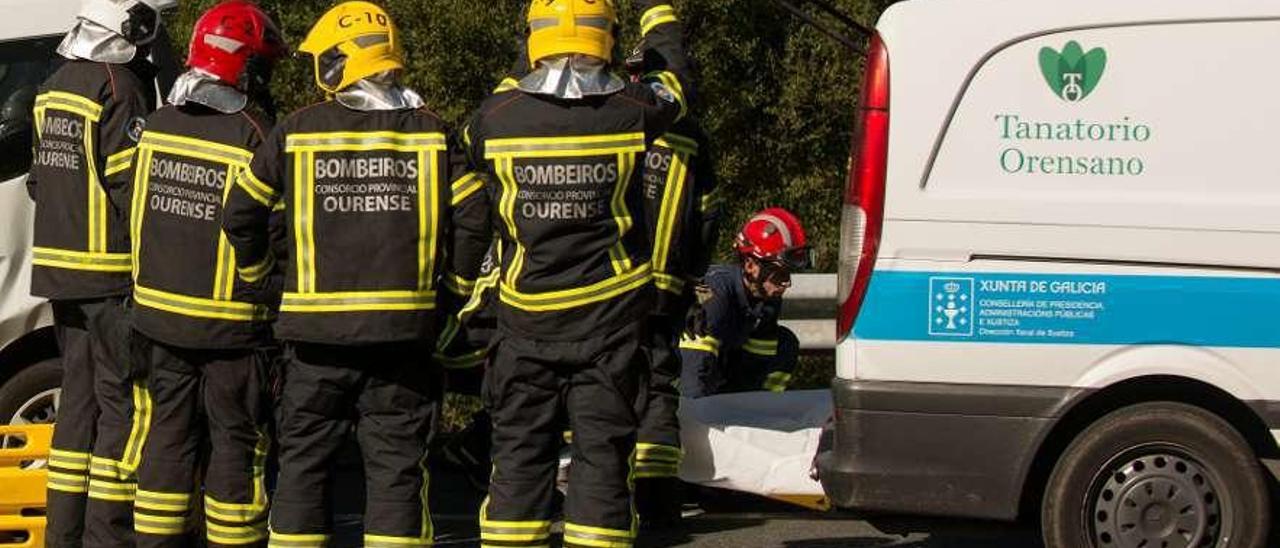 Un equipo de bomberos tras un siniestro mortal en Ourense. // Brais Lorenzo