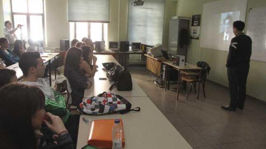 Un técnico de la Junta forma en seguridad a los alumnos de la Universidad Laboral