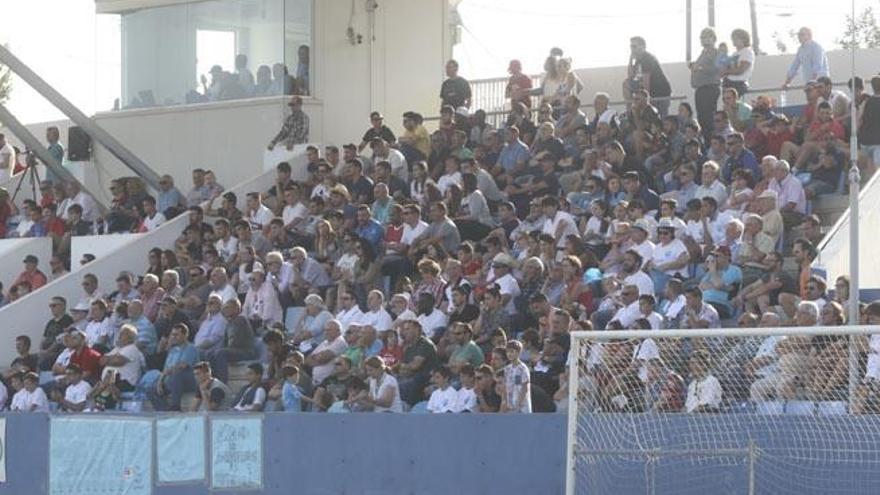 Vista de una de las gradas del estadio municipal de fútbol de Can Misses repleta de aficionados.