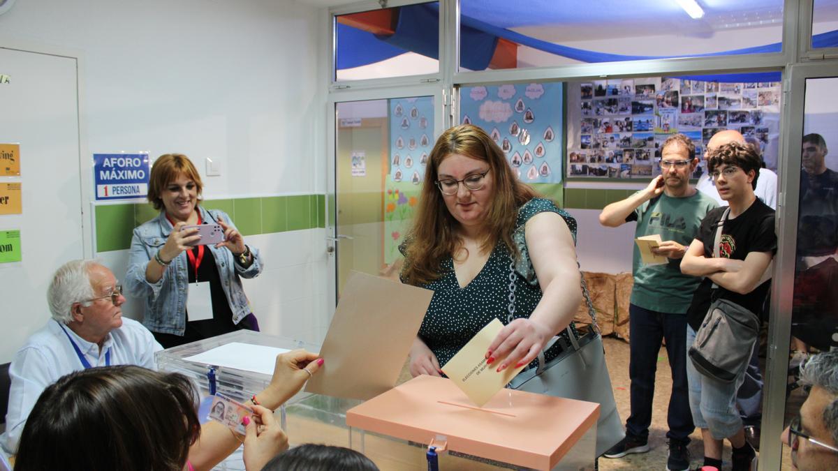 Una joven vota por primera vez en el Colegio San José, las pasadas elecciones.