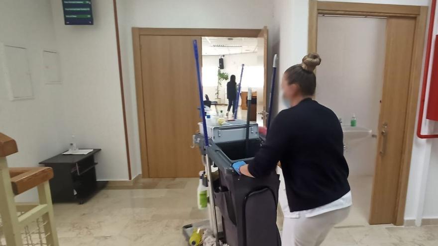 Una operaria de limpieza en la sede principal del Ayuntamiento de Torrevieja.  | D.PAMIES
