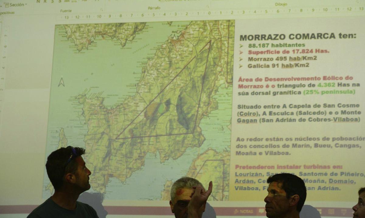 Una de las reuniones en la coamrca para explicar la zona afectada para eólica en O Morrazo. |  G.N.
