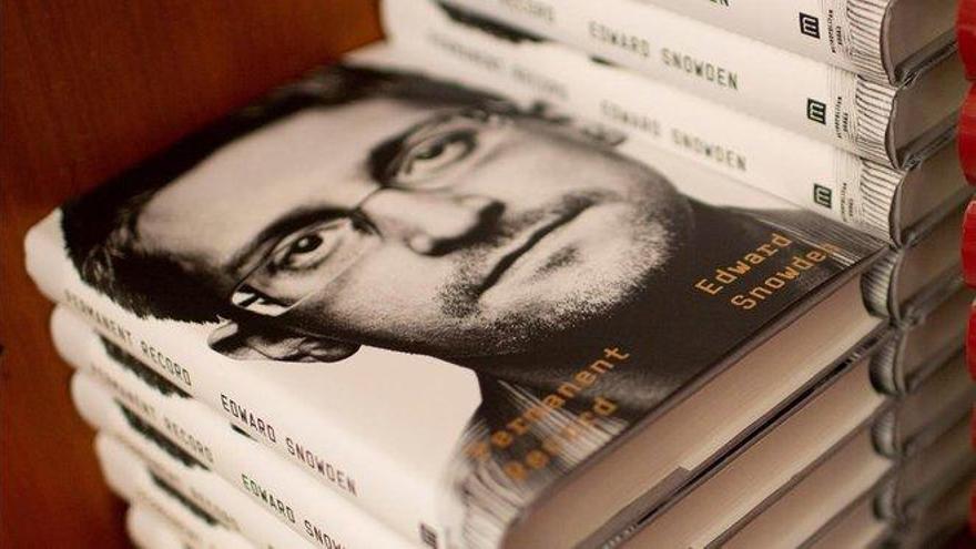 EEUU demanda a Snowden por su libro de memorias