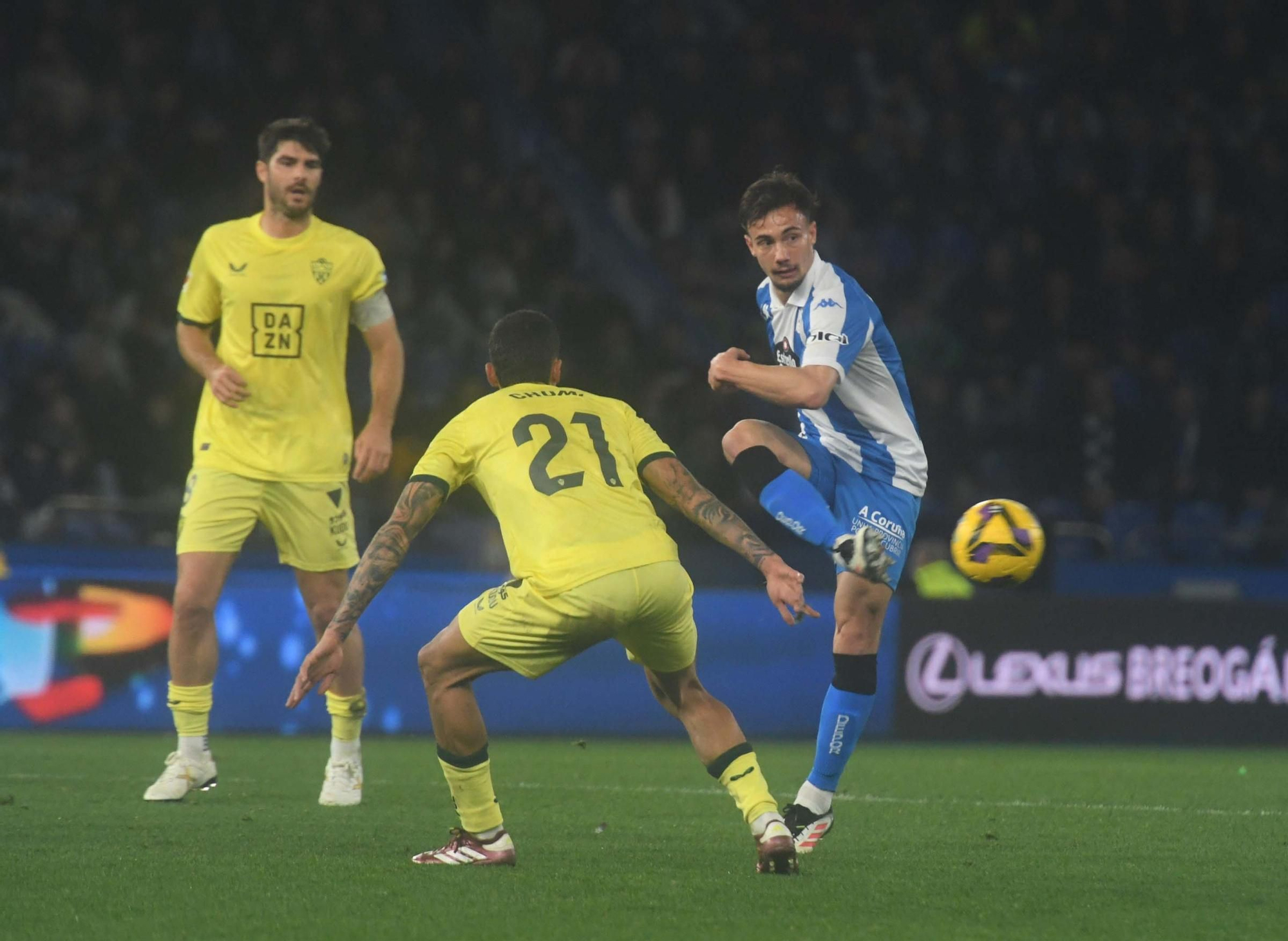 El Deportivo doblega al Almería en Riazor (3-1)