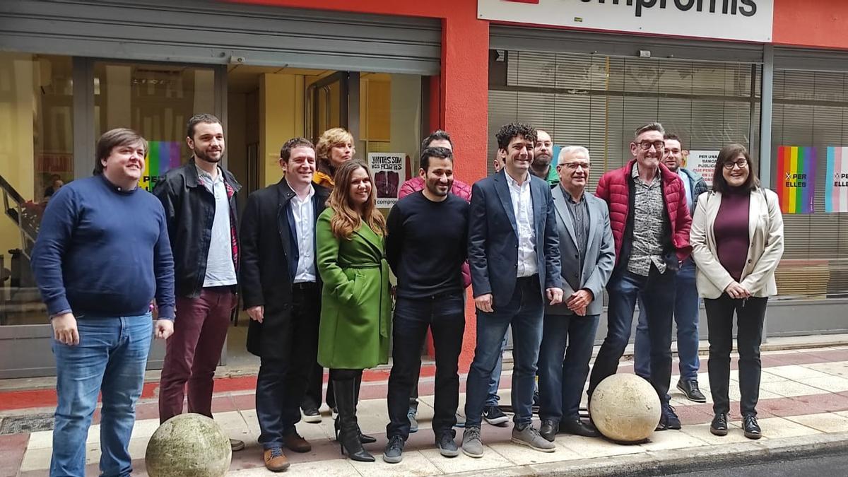 Alfred Remolar, arropado por Vicent Marzà, Mónica Àlvaro, Ignasi Garcia y Verónica Ruiz, entre muchos otros cargos de Compromís, este martes