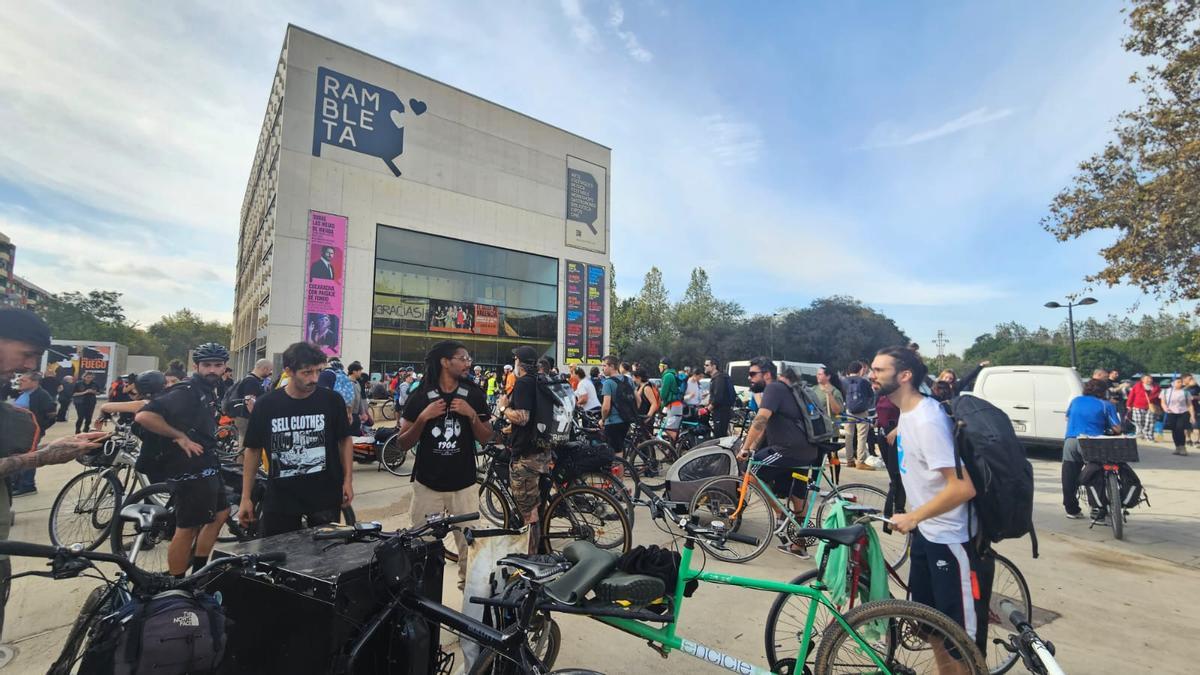 Ciclistas listos para salir desde La Rambleta.