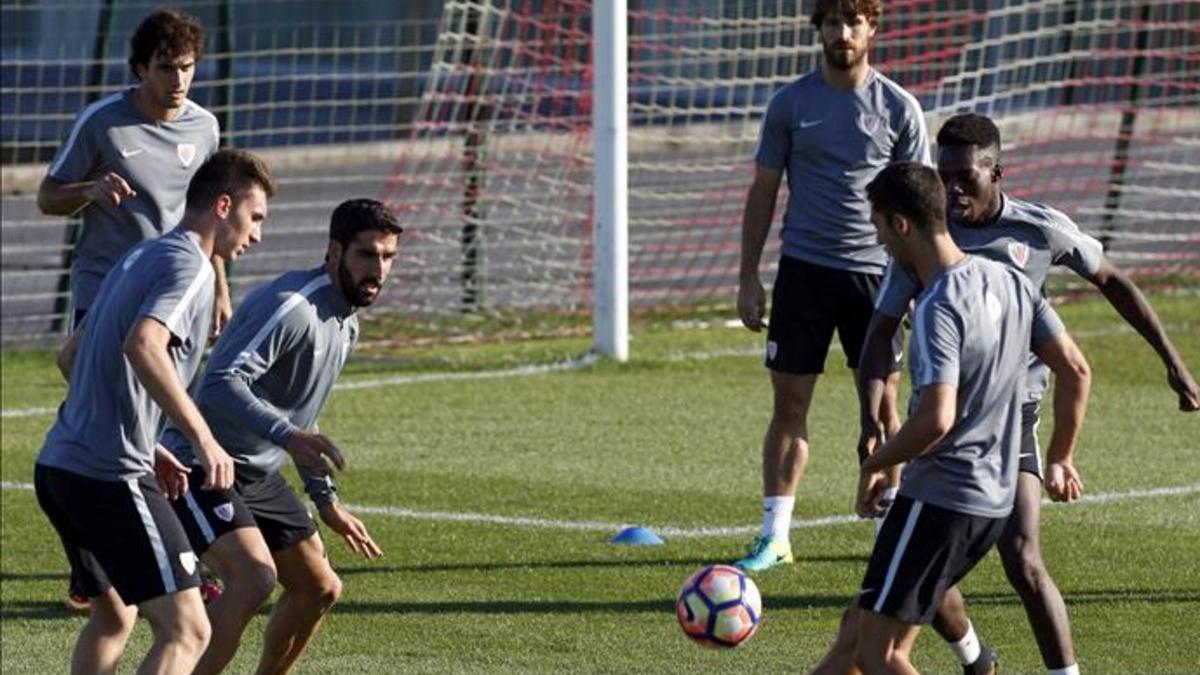 Los jugadores del Athletic de Bilbao Laporte, Raúl García y Williams, durante el entrenamiento de hoy