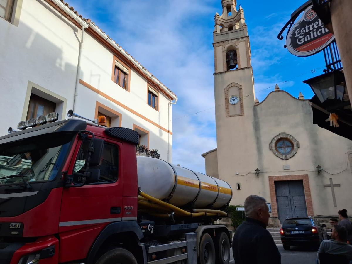 El camión cuba al llegar esta mañana al núcleo de Campell