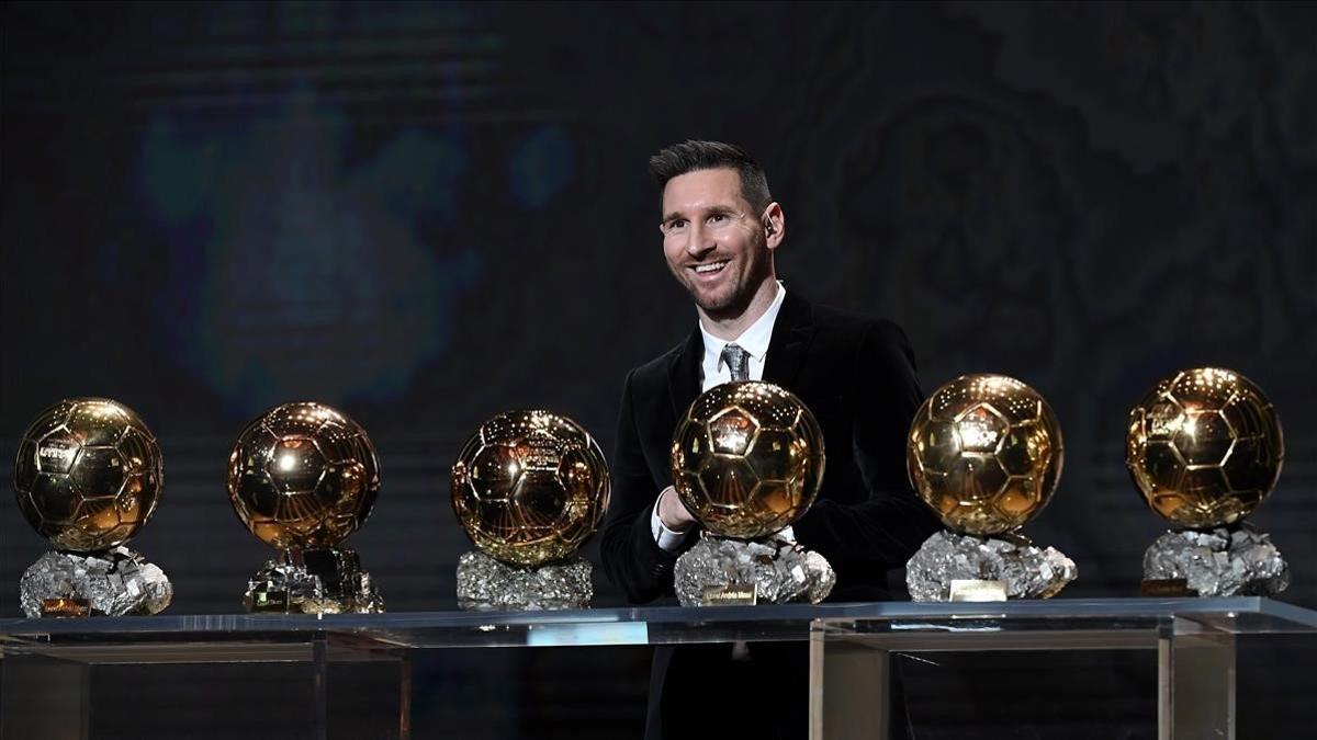 Messi posa en París con sus seis Balones de Oro.