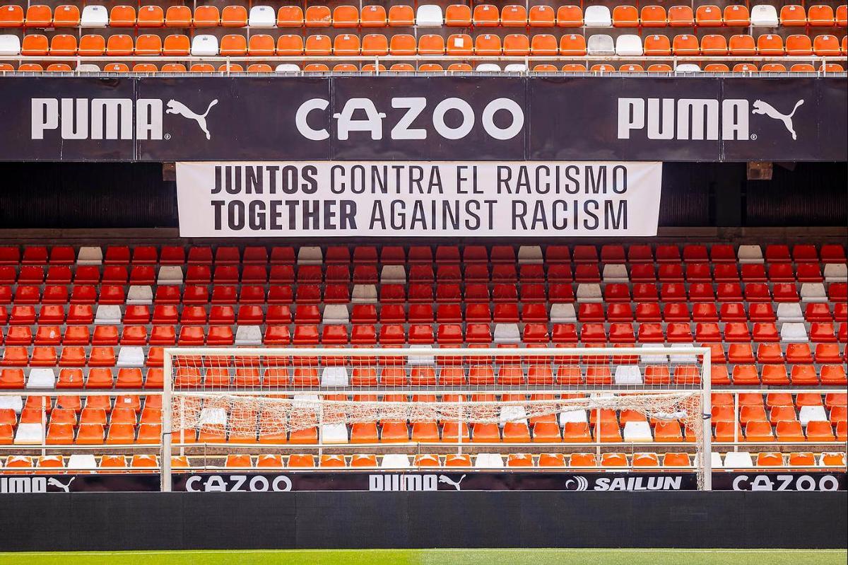 Cartel contra el racismo en la grada de Animación