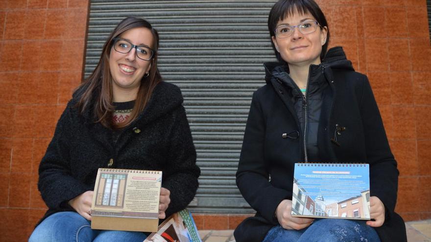 Per l&#039;esquerra, la regidora Roser Valverde i la tècnica Marta Planas, amb el calendari