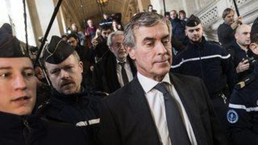 Cahuzac, sortint del tribunal on va ser condemnat