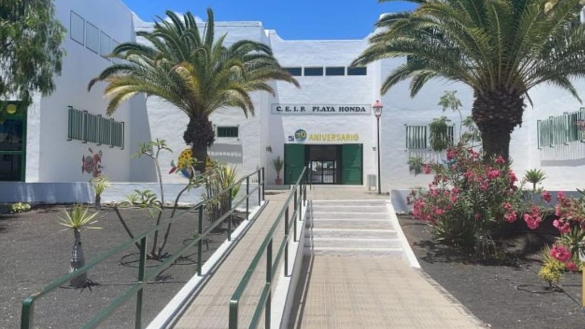 Entrada al Colegio de Playa Honda.