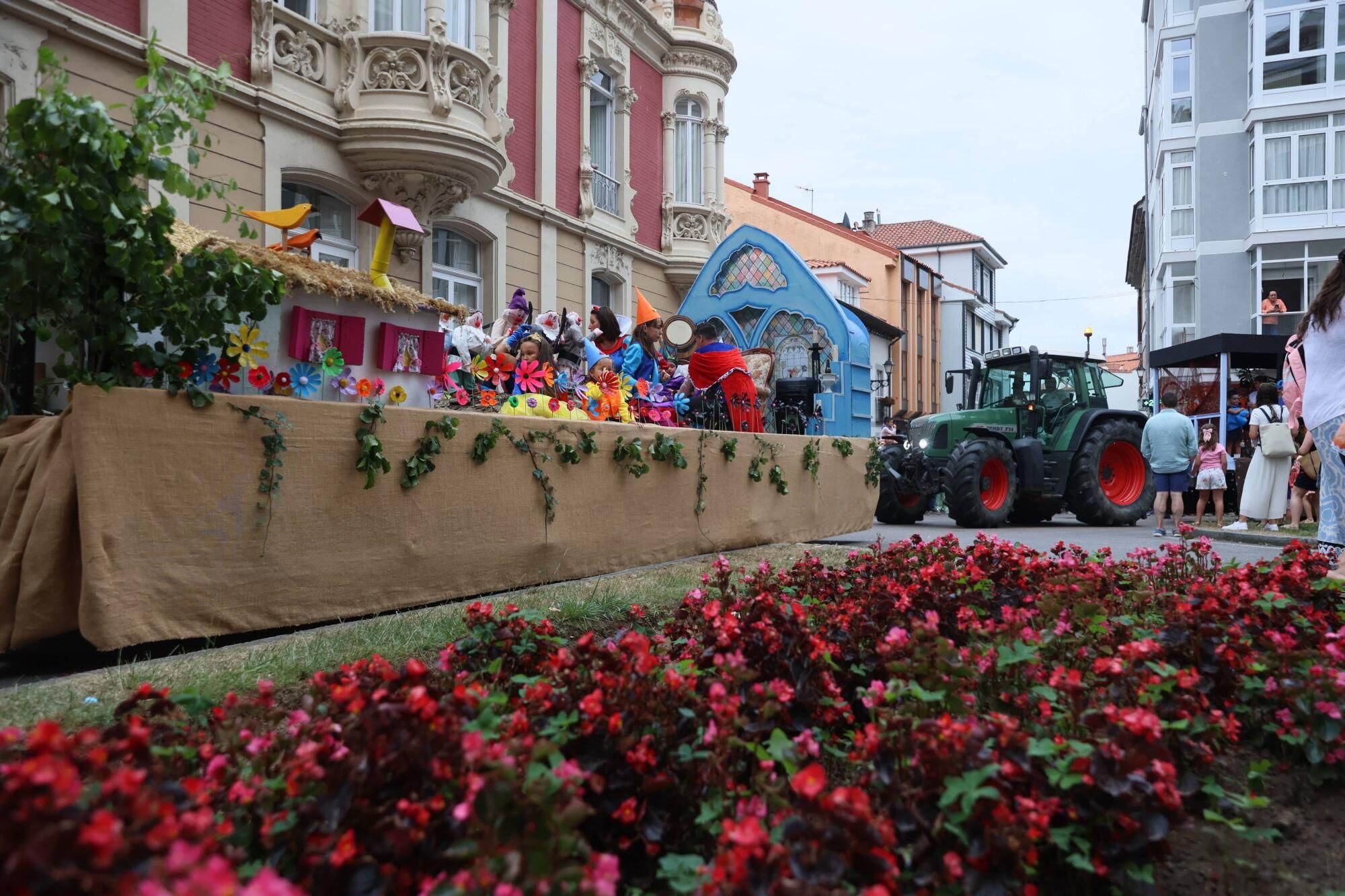 EN IMÁGENES: El desfile de carrozas por las fiestas del Carmen de Luancoi