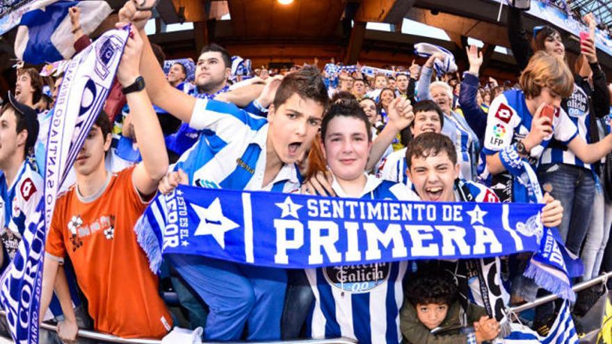 Celebración de los aficionados en Riazor en el retorno del Dépor a Primera División en 2012.