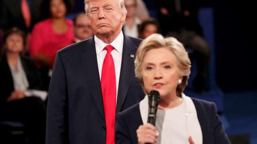 Trump y Clinton, en un momento característico del tono del segundo debate presidencial. // Reuters