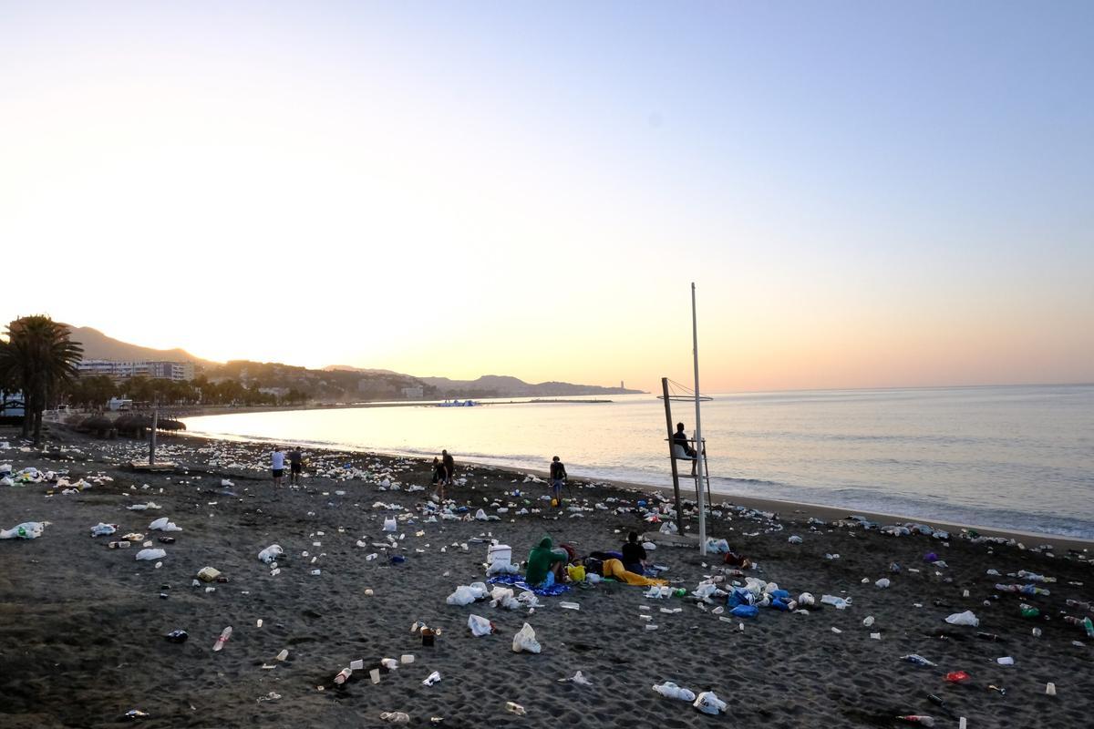 Toneladas de basura se acumulan en la playa tras celebrar la Noche de ...