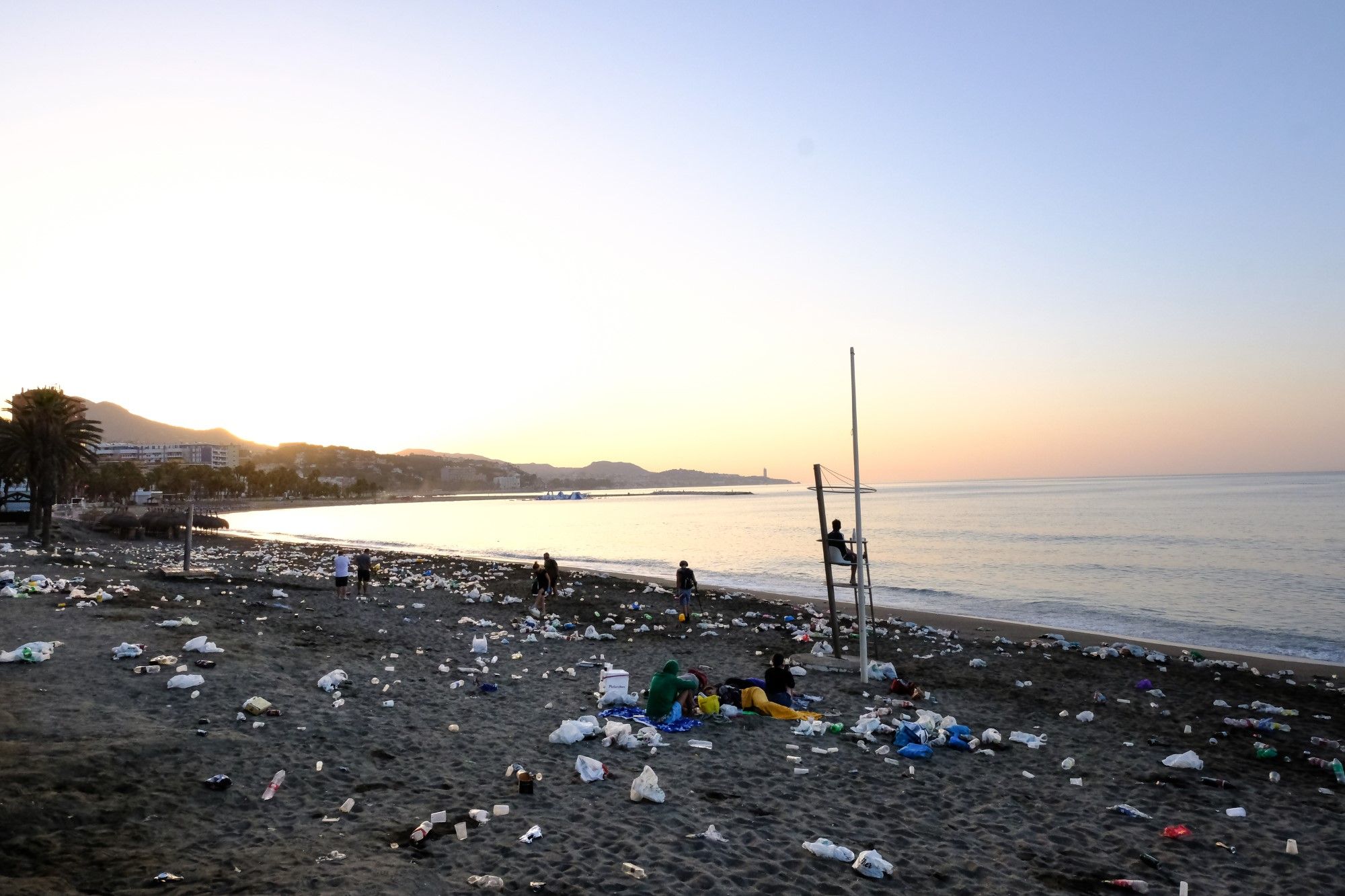 Toneladas de basura se acumulan en la playa tras celebrar la Noche de San Juan