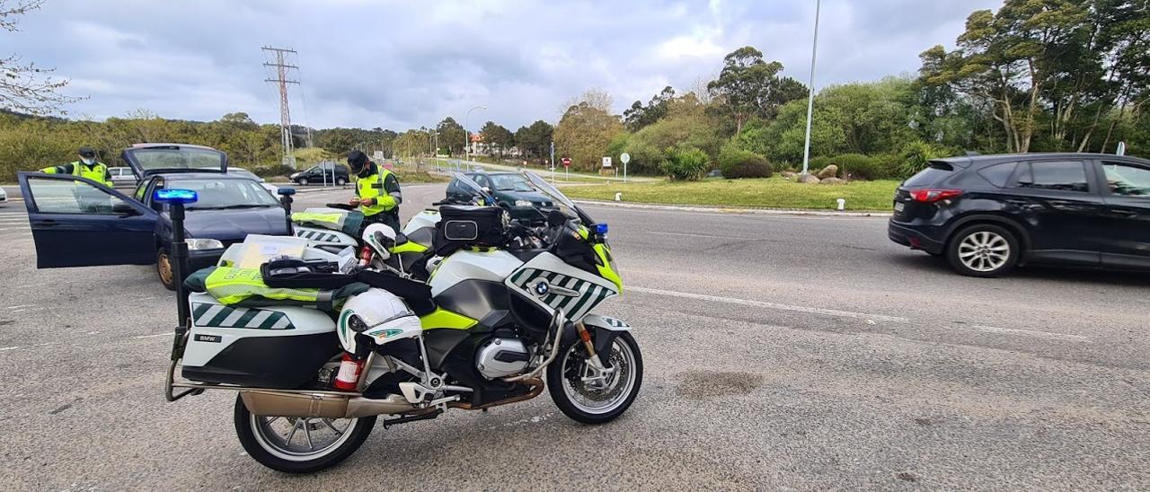 Un control de la Guardia Civil de Tráfico en A Lanzada.