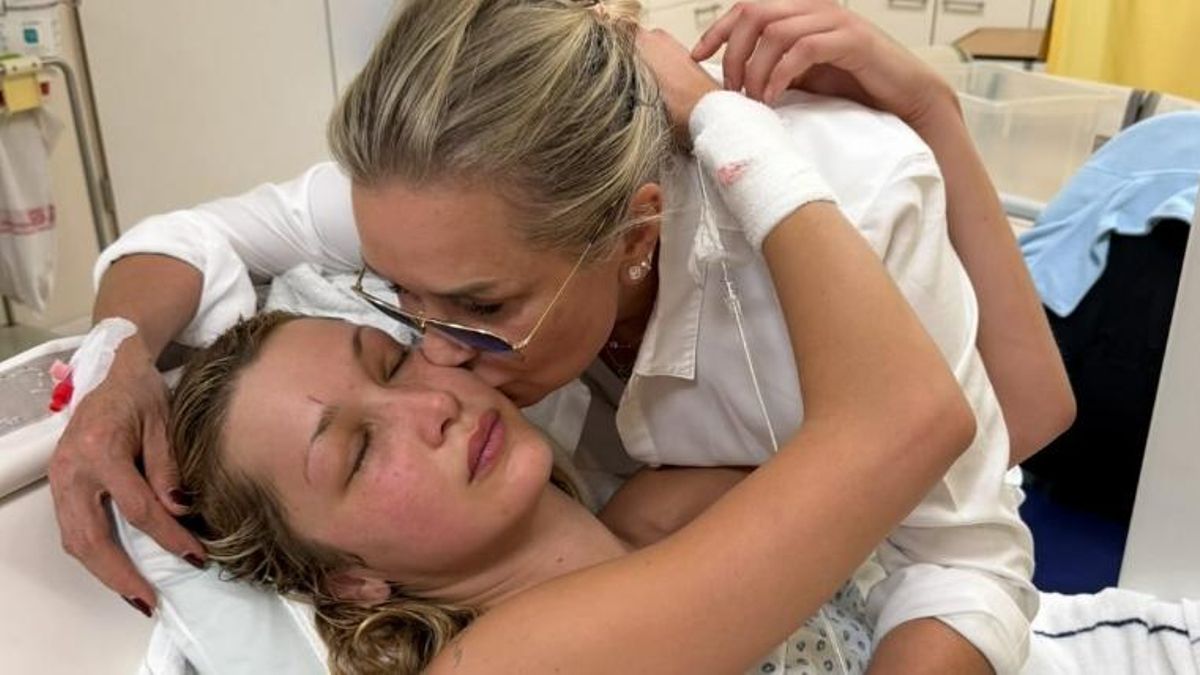 La madre de Bella Hadid comparte unas duras fotos junto a su hija en el hospital: "No hay palabras para describir tanto dolor"