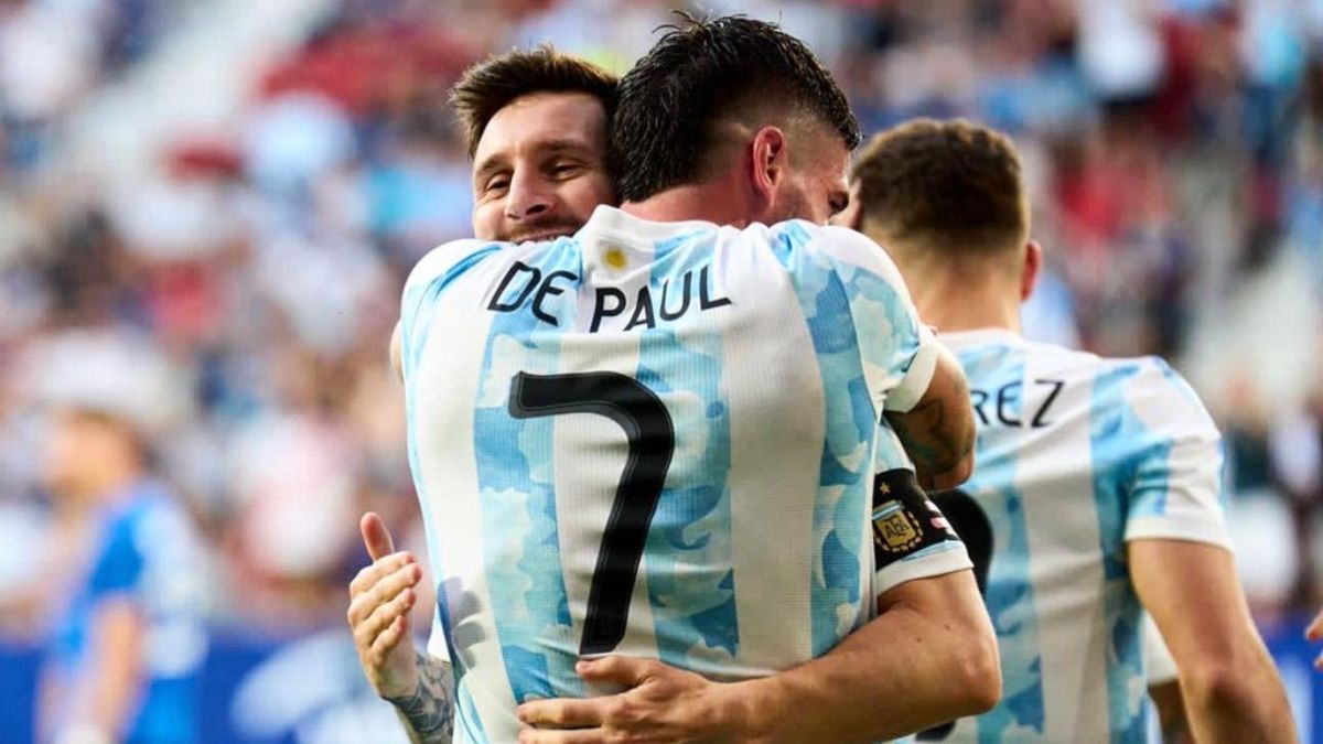 Messi y De Paul celebran un gol de Argentina
